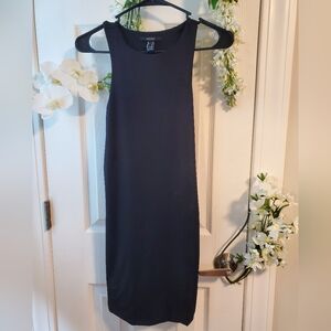 U-neckline bodycon black dress